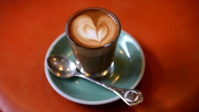 “Kelezatan Kopi Janji Jiwa Piccolo Latte yang Memikat”