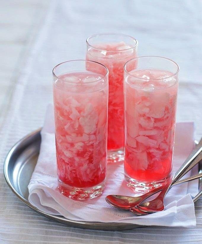 Es Kopyor: Minuman Segar dari Kelapa Muda Indonesia