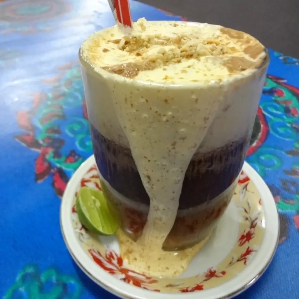 Menikmati Keunikan Minuman Teh Talua dari Indonesia