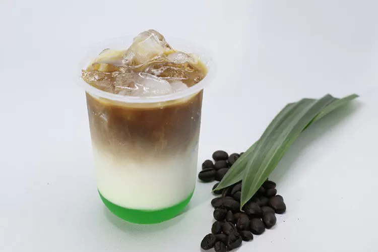 Segarnya Minuman Es Kopi Susu Pandan yang Menggoda Selera