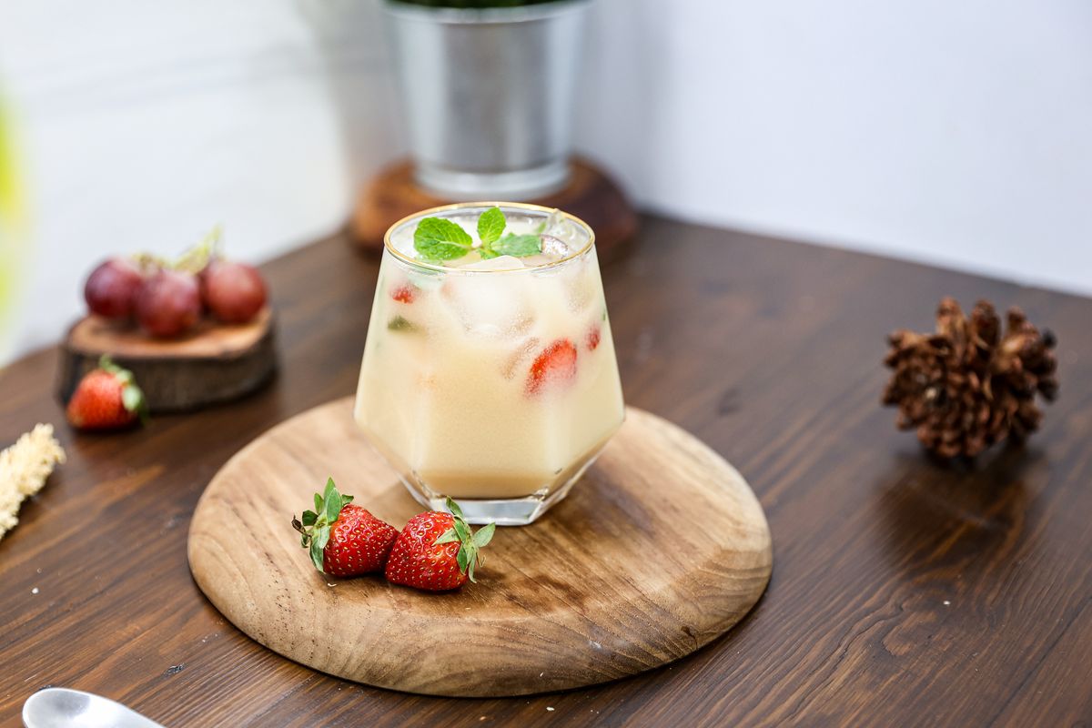 Manfaat dan Resep Minuman Es Teh Yakult yang Segar dan Menyegarkan