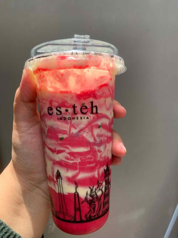 Menikmati Segarnya Minuman Es Teh Red Velvet yang Menggoda