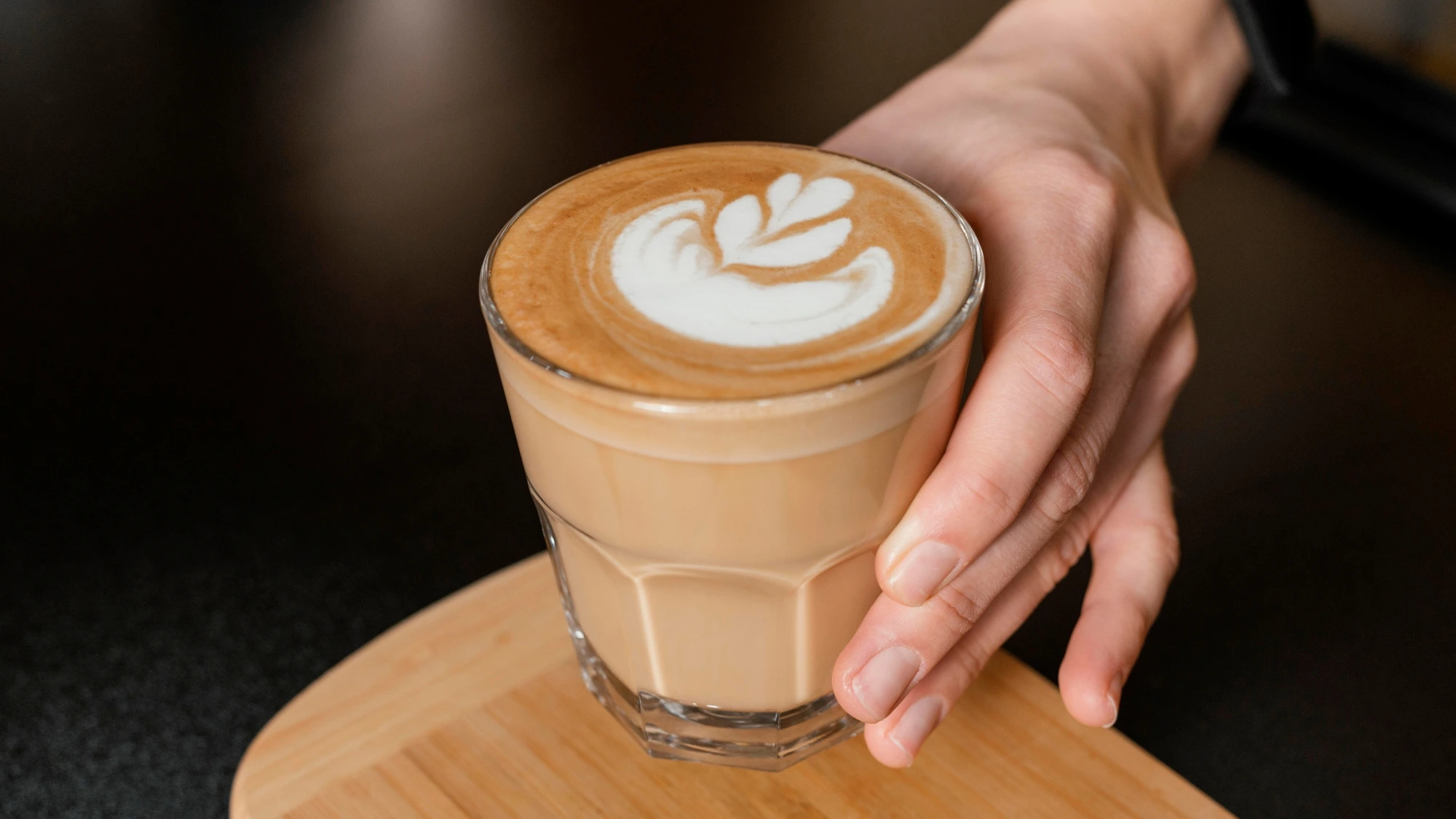Minuman Flat White: Cita Rasa Klasik dalam Segelas Espresso Susu