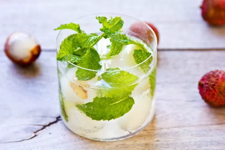 Menikmati Segarnya Es Mojito Leci yang Menggoda Selera