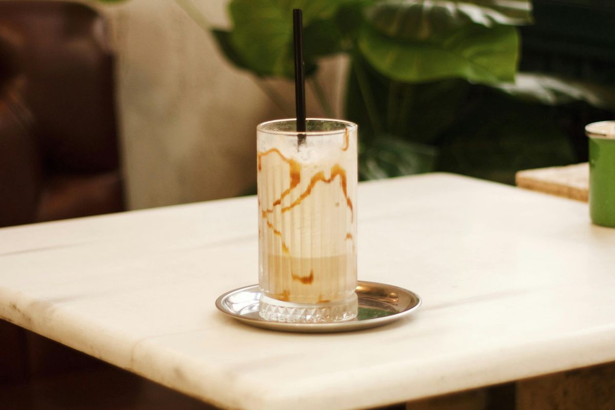 Menikmati Segarnya Iced Caramel Cappuccino yang Lezat dan Aromatik