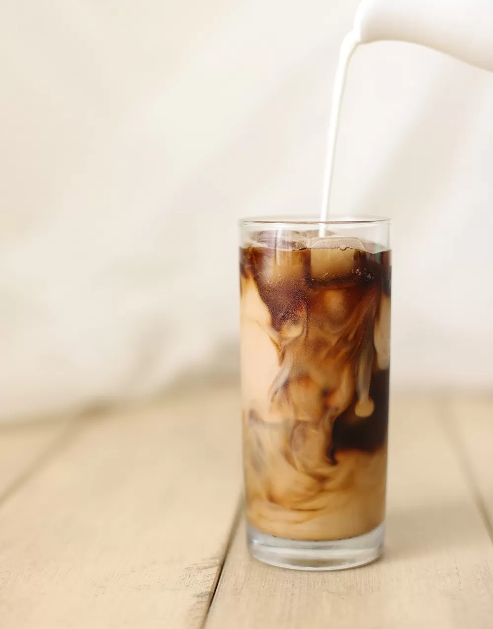Minuman Es Kopi Susu Lapis Tiga: Sensasi Rasa yang Menyegarkan